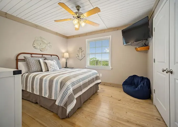Holiday home Happy Side B 3 Bedroom 2 Ba 2-blocks To