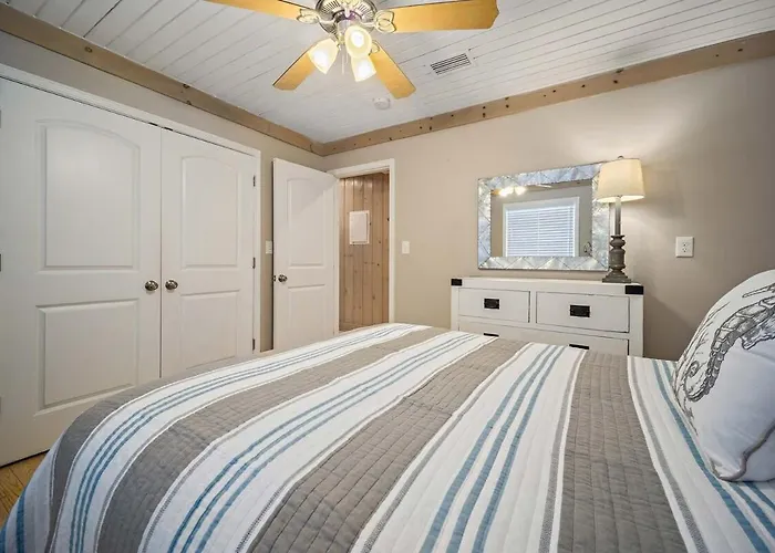 Holiday home Happy Side B 3 Bedroom 2 Ba 2-blocks To